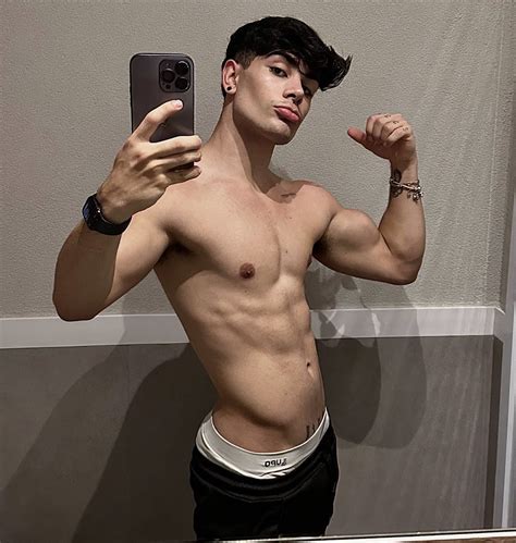 O famoso do OnlyFans Pedro Rocha (pedrcrocha) socando uma。